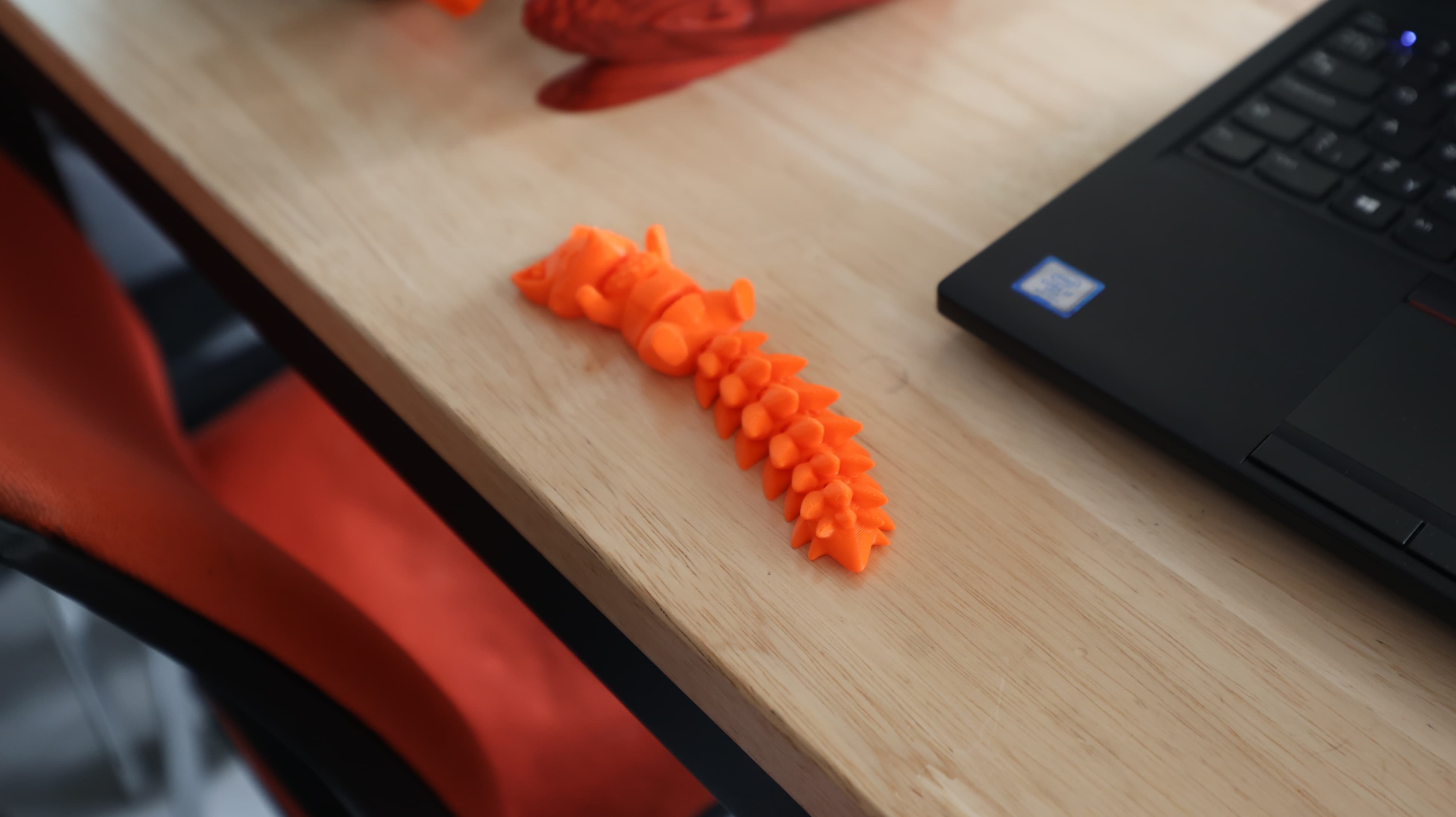 Oranžová liška na stole