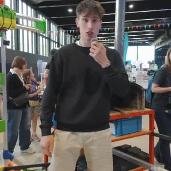 Lektor Weeks s mikrofonem na pražském Maker Faire