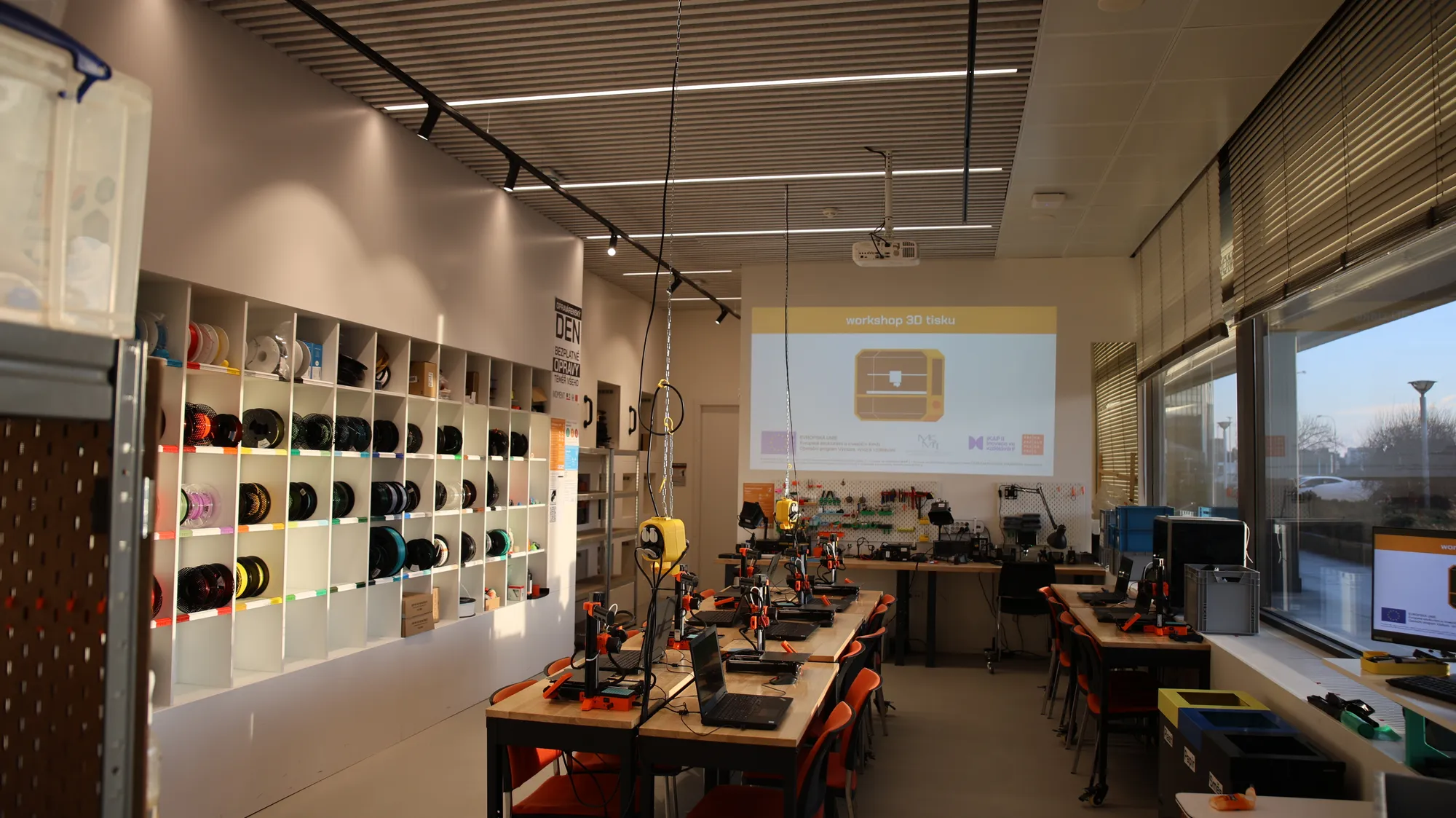 Široký záběr HWLab s 3D tiskárnami